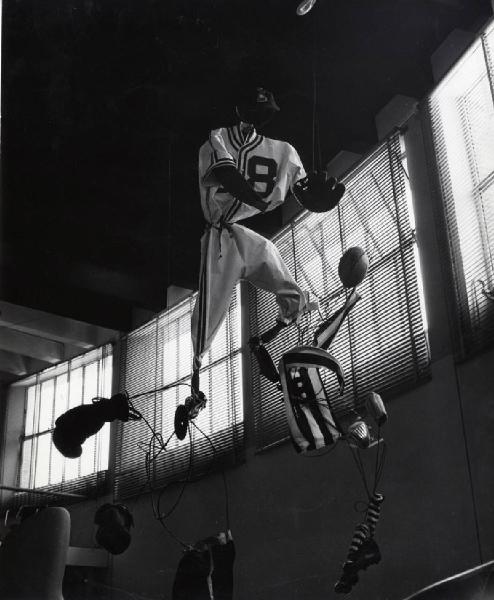 IX Triennale - Forma e colore nello sport - Manichini di Roberto Crippa con abbigliamento per baseball e rugby