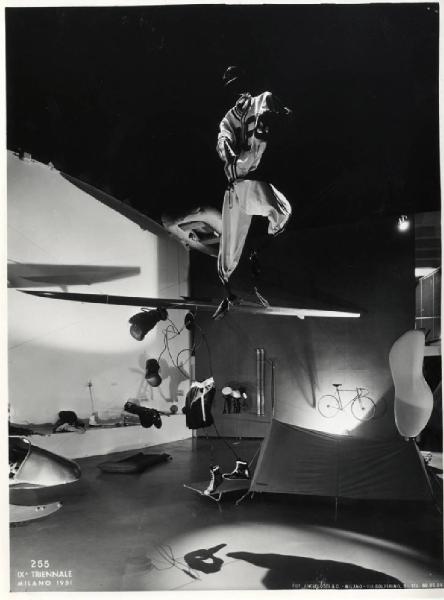 IX Triennale - Forma e colore nello sport - Manichini di Roberto Crippa con abbigliamento per baseball e pugilato
