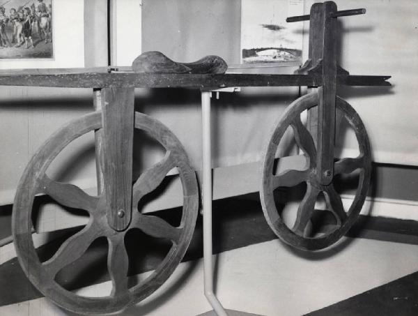 IX Triennale - Mostre temporanee - Mostra didattica sull'evoluzione della bicicletta - Bicicletta d'epoca in legno