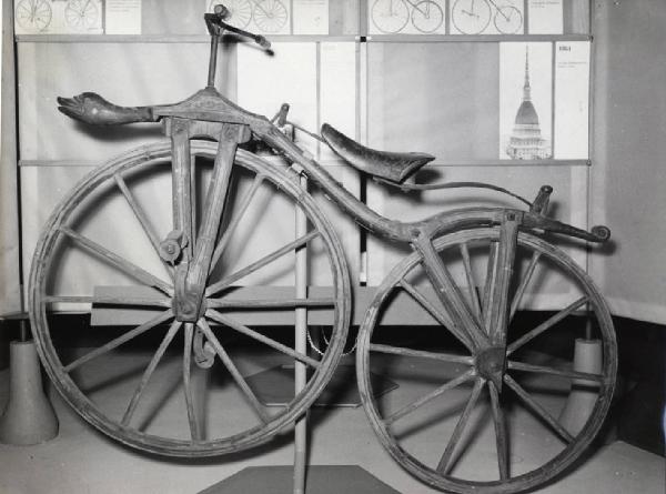 IX Triennale - Mostre temporanee - Mostra didattica sull'evoluzione della bicicletta - Bicicletta d'epoca in legno