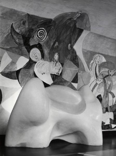 IX Triennale - Palazzo dell'Arte - Scalone e vestibolo del primo piano - scultura astratta di Vittorio Tarvernari (Forma antropomorfa dialogante) - decorazione parietale di Bruno Cassinari