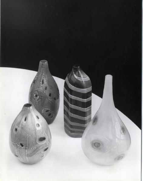 IX Triennale - Padiglione del Vetro - Vasi in vetro policromo realizzati da A.V.E.M. (Arte Vetraia Muranese) disegno di Giulio Radi