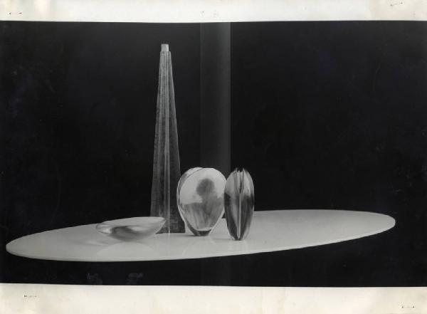 IX Triennale - Padiglione del Vetro - Vasi in vetro su ripiano ovale di opalina bianca
