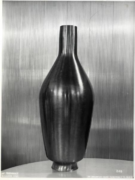 IX Triennale - Metalli nella casa - Vaso in metallo