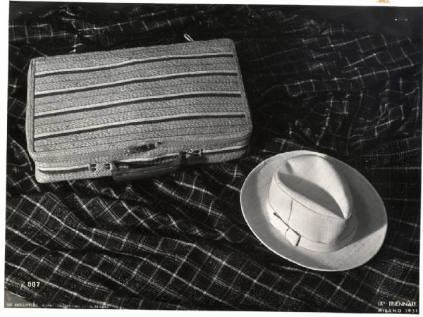IX Triennale - Paglia, giunco, vimini - Cappello di paglia e valigia in rafia