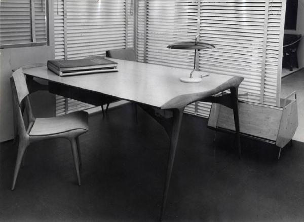IX Triennale - Arredamento e mobili isolati - Arredamenti composti - Tavolo e sedia della Biblioteca - Carlo De Carli