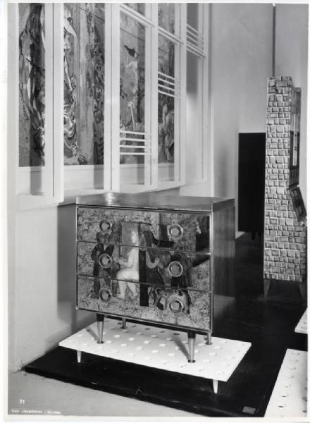 IX Triennale - Arredamento e mobili isolati - Mobili isolati - Cassettone in palissandro con specchi dipinti - Gio Ponti - Edina Altara
