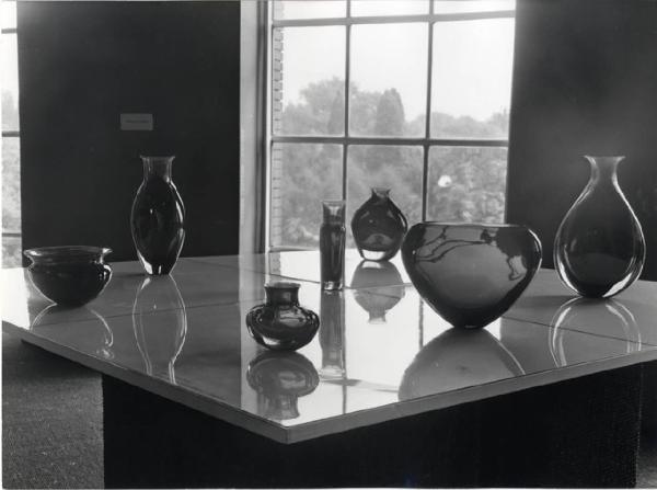 XII Triennale - La casa e la scuola - Allestimento e "isole di produzioni" - Vasi in vetro