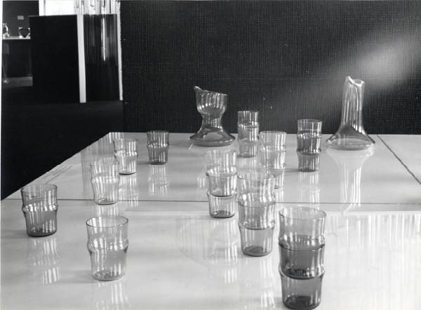 XII Triennale - La casa e la scuola - Allestimento e "isole di produzioni" - Brocche e bicchieri in vetro