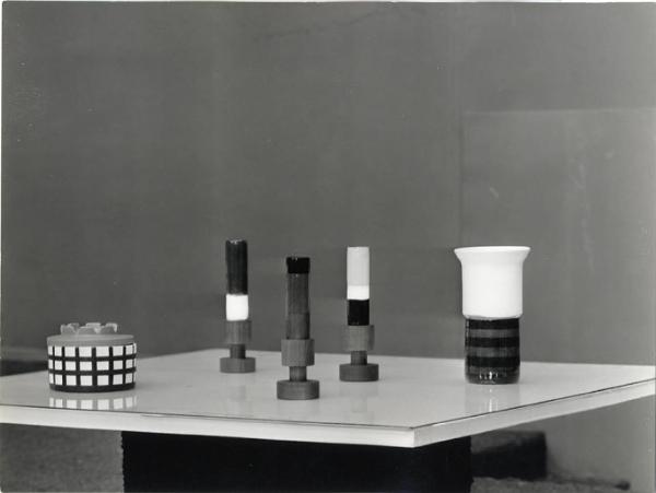 XII Triennale - La casa e la scuola - Allestimento e "isole di produzioni" - Vasi in ceramica