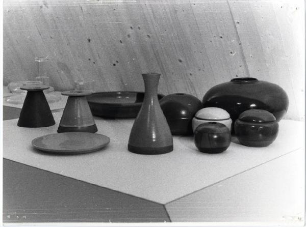 XV Triennale - Sezione del lavoro artigiano - Ciotole, vasi, piatti e brocca prodotti da Ceramica Arcore
