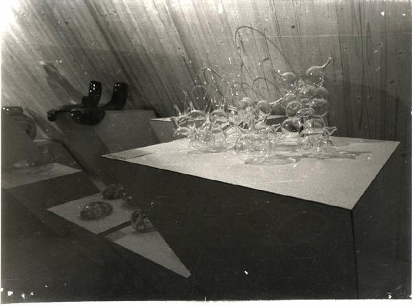 XV Triennale - Sezione del lavoro artigiano - Composizione in vetro soffiato "Sette desideri" di Roberto Niederer