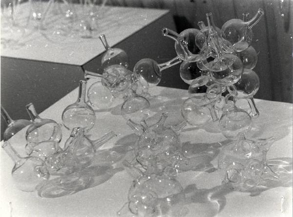 XV Triennale - Sezione del lavoro artigiano - Composizione in vetro soffiato "Sette desideri" di Roberto Niederer