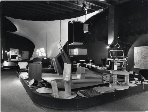 XV Triennale - Sezione italiana. Lo spazio vuoto dell'habitat - Nastro trasportatore Crescent Conveyor
