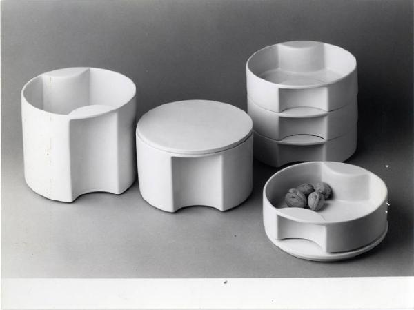 XV Triennale - Sezione italiana. Lo spazio vuoto dell'habitat - Servizio di contenitori in ceramica smaltata "Quasitondo" di Ambrogio Pozzi