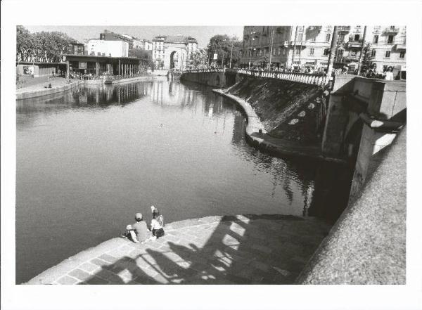 Milano - Darsena di Porta Ticinese - Mercato Comunale Ticinese - Porta Ticinese - Due giovani seduti sulla sponda