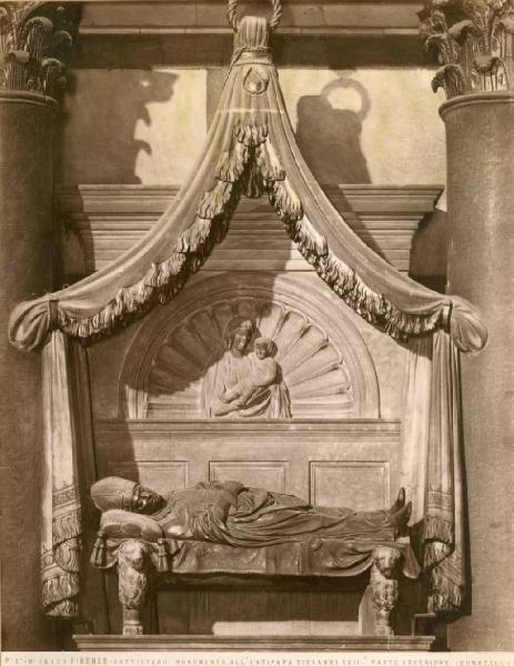 Donatello - Parte superiore del Monumento funebre Coscia - Scultura in marmo e bronzo dorato - Firenze - Battistero