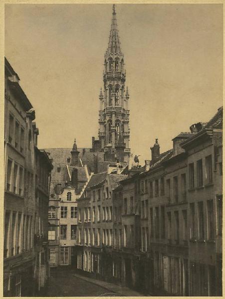 Bruxelles - Veduta di una via di Bruxelles, sullo sfondo la Torre Civica - Beffroi del Municipio (Tour Inimitable)