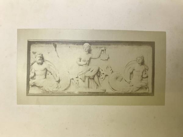 Scultore inizio sec. XVI - Scena mitologica - Venere tra due tritoni - Scultura - Bassorilievo