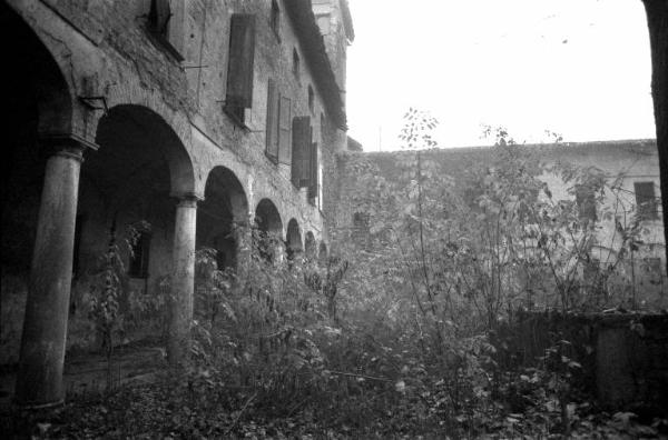 Sesto San Giovanni - Parco Nord, settore Torretta - Villa Torretta - Edificio abbandonato e diroccato - Corte interna - Portico - Giardino incolto