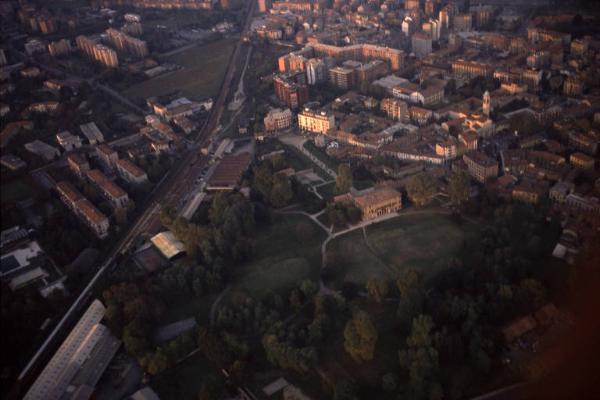 Milano - Quartiere Affori - Villa Litta - Parco con alberi - Prati - Linea ferroviaria - Veduta aerea al tramonto