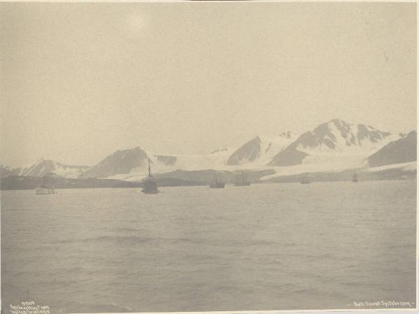 Isola di Spitsbergen - Paesaggio - Fiordo - Mare - Montagne con ghiacciai - Navi