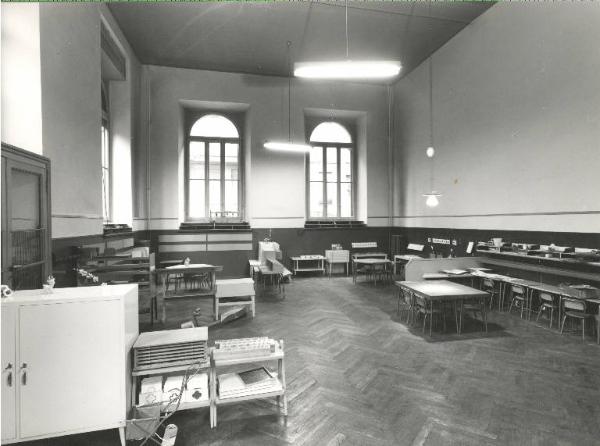 Istituto dei Ciechi di Milano - Scuola materna - Interno di aula dopo i lavori di ristrutturazione - Banchi e sedie