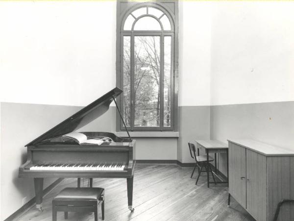 Istituto dei Ciechi di Milano - Interno - Stanza per lo studio del pianoforte dopo i lavori di ristrutturazione - Pianoforte - Mobilia