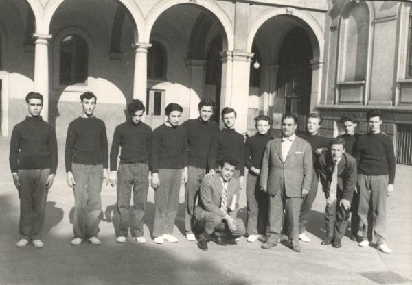 Istituto dei Ciechi di Milano - Cortile - Foto di gruppo - Allievi con due maestri