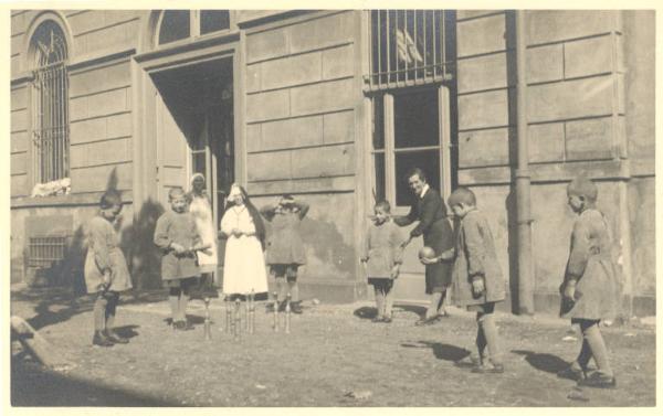 Istituto dei Ciechi di Milano - Scuola - Giardino - Bambini giocano con i birilli con l'assistenza della maestra e di una suora