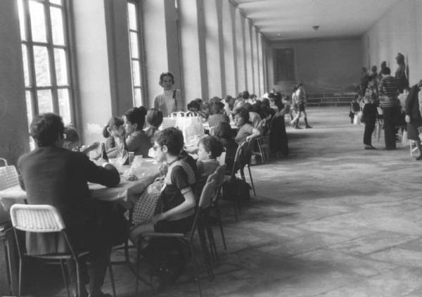 Gita scolastica degli allievi della scuola elementare dell'Istituto dei Ciechi di Milano - Pausa pranzo - Bambini mangiano intorno al tavolo