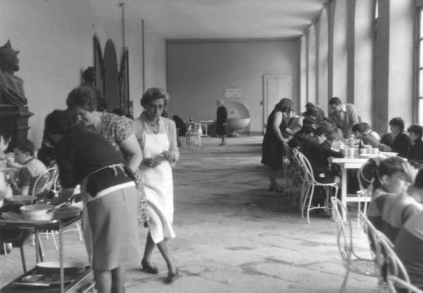 Gita scolastica degli allievi della scuola elementare dell'Istituto dei Ciechi di Milano - Pausa pranzo - Bambini mangiano intorno ai tavoli - Donne servono il cibo