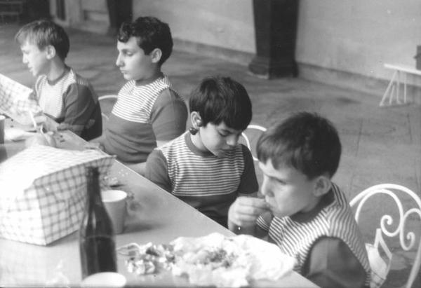 Gita scolastica degli allievi della scuola elementare dell'Istituto dei Ciechi di Milano - Pausa pranzo - Bambini intorno al tavolo