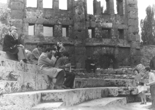 Gita scolastica degli allievi della scuola media dell'Istituto dei Ciechi di Milano - Visita a un sito archeologico - Ragazzi seduti sulla gradinata di un anfiteatro