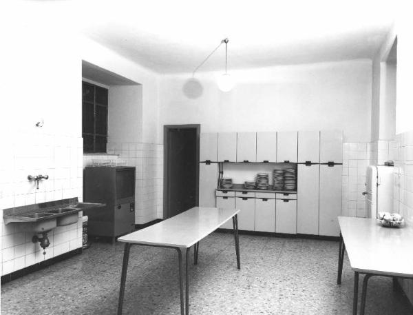 Istituto dei Ciechi di Milano - Padiglione di Casa Famiglia completamente rinnovato - Interno - Office: stanza con tavoli, armadio dei piatti, frigorifero