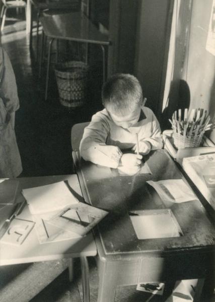 Istituto dei Ciechi di Milano - Scuola materna - Interno di aula - Bambino mentre disegna