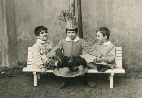 Istituto dei Ciechi di Milano - Scuola materna - Cortile - Scenetta - Recitazione - Ritratto di bambini su una Panchina - Grembiule