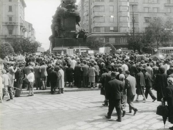 Manifestazione di protesta delle persone cieche per ottenere dal Governo il diritto alla pensione - Corteo in piazza Cinque Giornate - Deposizione delle corone davanti al monumento