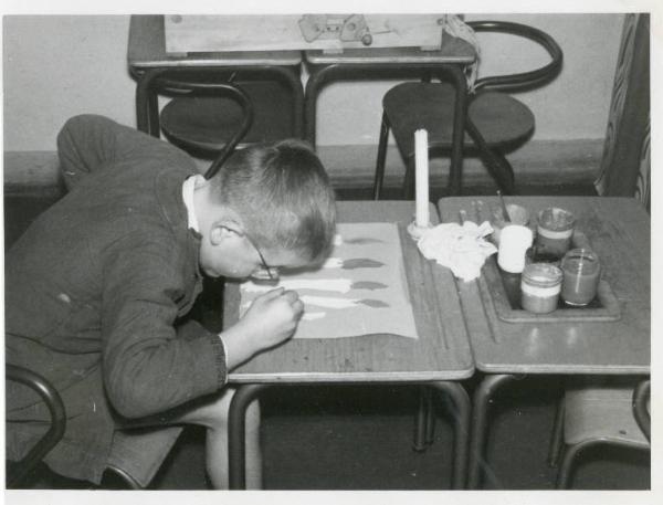 Istituto dei Ciechi di Villeurbanne - Scuola elementare - Aula scolastica - Interno - Bambino mentre disegna