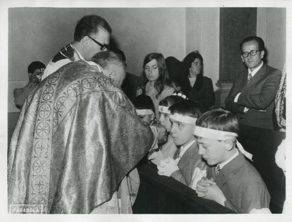Istituto dei Ciechi di Milano - Cappella - Interno - Celebrazione religiosa - Il cardinale con Monsignor Sergio Varesi amministra la Prima Comunione agli allievi dell'Istituto - Bambini