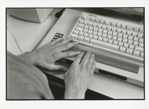 Istituto dei Ciechi di Milano - Aula informatica - Interno - Corso di computer per non vedenti - Tastiere per personal computer con display Braille