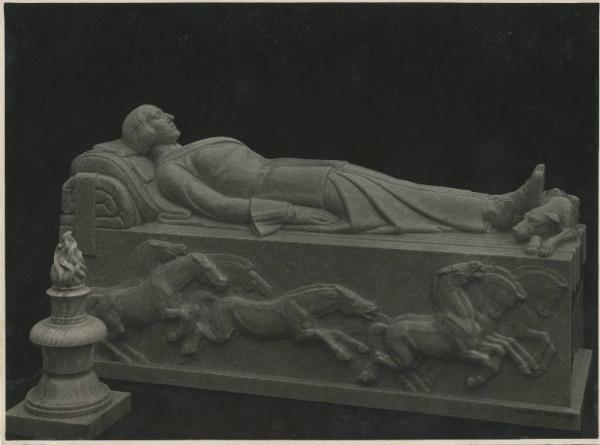 Monumento sepolcrale Wanda Mantovani, figlia della benefattrice dell'Istituto dei Ciechi di Milano Elide Mosetig - Sarcofago in marmo con rappresentata la figura del defunto sul letto di morte, ai piedi un cane, ai lati rilievi equestri