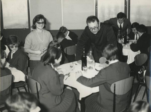 Istituto dei Ciechi di Milano - Refettorio - Interno - Allievi ai tavoli - Monsignor Varesi si intrattiene con le allieve