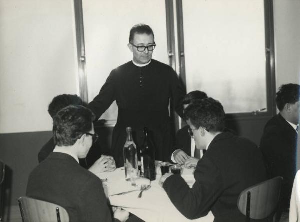 Istituto dei Ciechi di Milano - Refettorio - Interno - Allievi ai tavoli - Monsignor Varesi si intrattiene con gli allievi, a destra Ernesto Tamagni