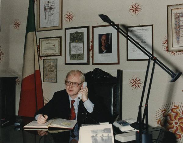 Istituto dei Ciechi di Milano - Ufficio della Presidenza - Interno - Ritratto maschile - Il Commissario straordinario Rodolfo Masto alla scrivania
