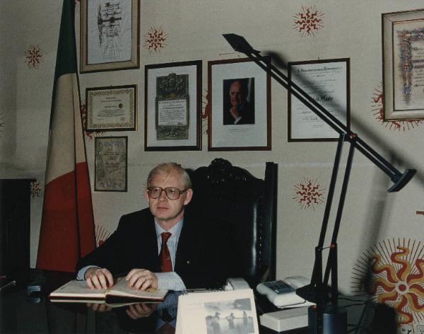 Istituto dei Ciechi di Milano - Ufficio della Presidenza - Interno - Ritratto maschile - Il Commissario straordinario Rodolfo Masto alla scrivania