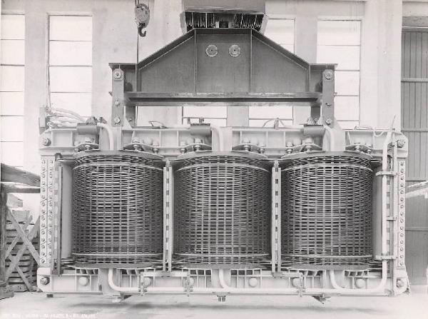 Centrale elettrica di Verampio della Società Edison - Trasformatore trifase della Ercole Marelli - Montaggio