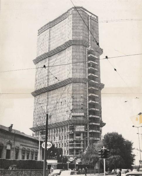 Milano - Piazza Medaglie d'Oro - Torre di Porta Romana in costruzione