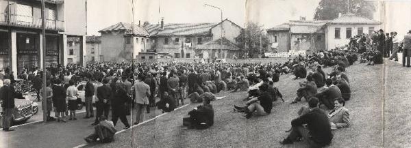 Sesto San Giovanni - Manifestazione per la casa contro il caro-affitti - Comizio in piazza - Striscione