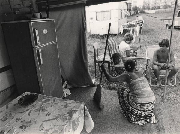 Pioltello - Campo con roulotte e tende delle famiglie sfrattate - Donna con bambini